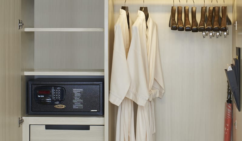 Amari Pattaya-Deluxe Room Wardrobe (1)_3334